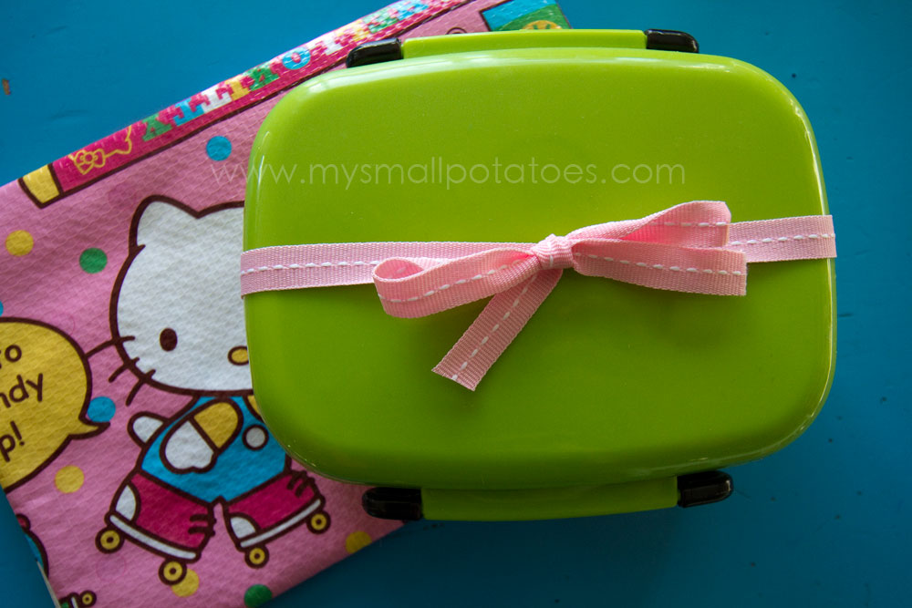 Tupperware Oyster Hello Kitty Lunch Container Set